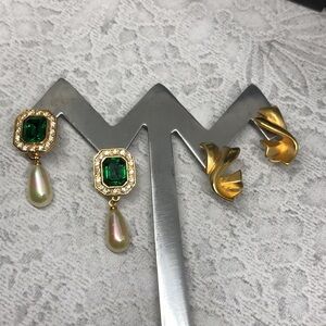 Bundle lot 2 vintage earrings Roman and FO